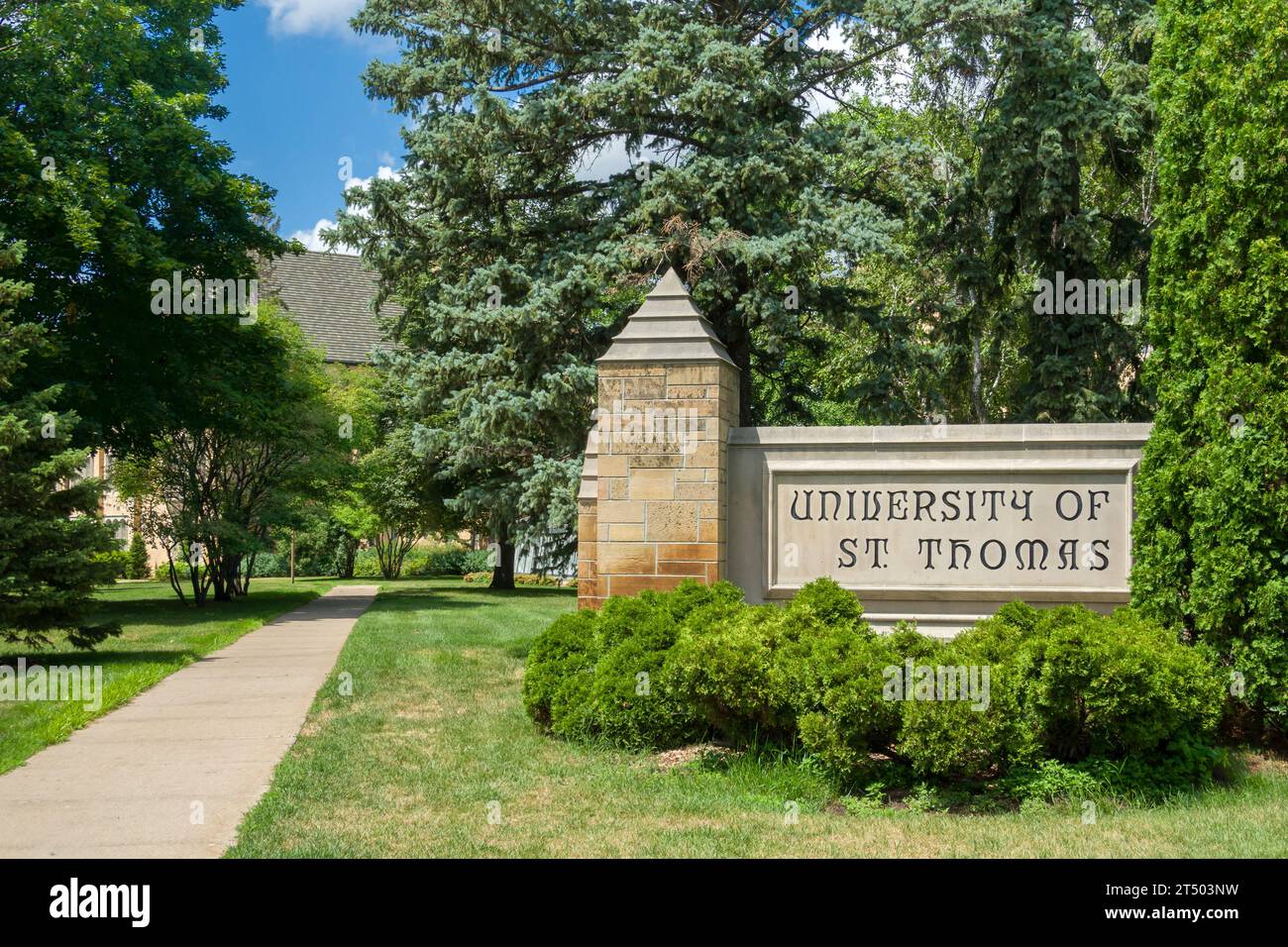 ST. PAUL, MN, USA - 29 JUILLET 2023 : entrée au campus de l'Université de Saint-Thomas. Banque D'Images