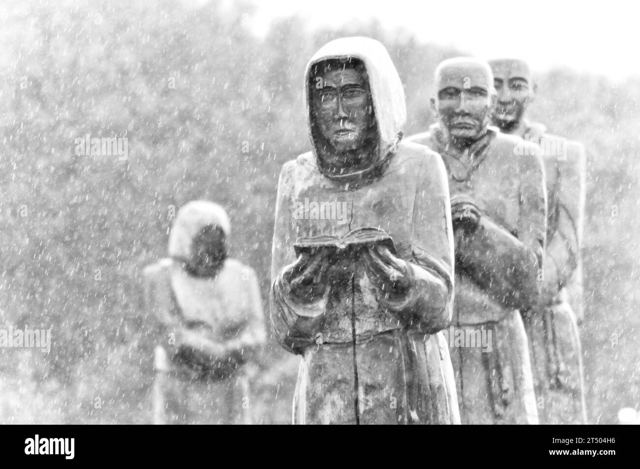 Grandeur nature, sculptures en bois sculptées des moines de Meaux (Hull) East Yorkshire, en procession par une journée humide en octobre Banque D'Images
