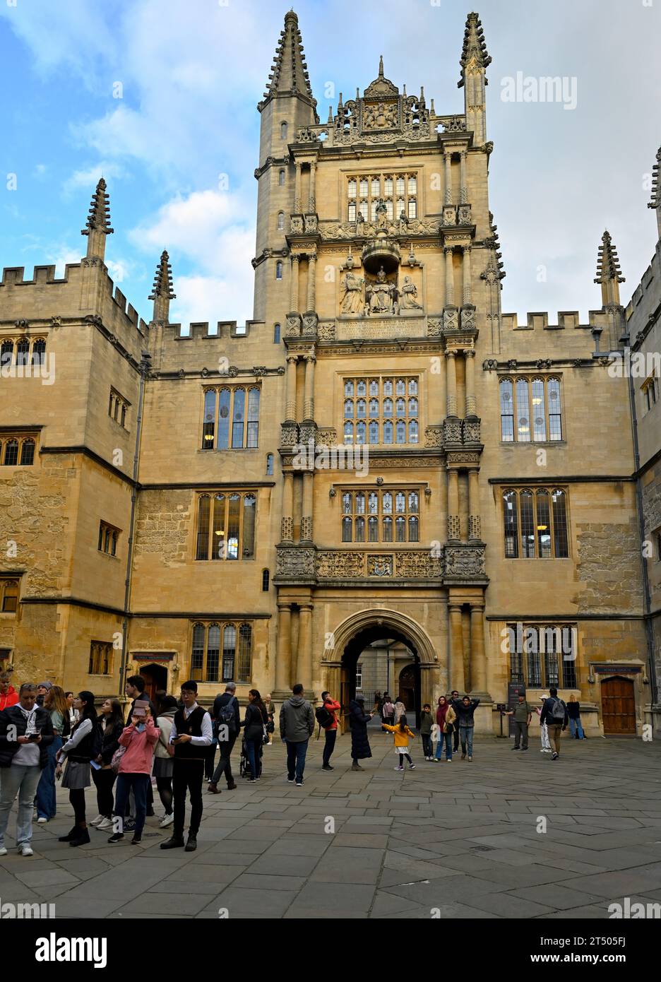 Cour de l'Université d'Oxford et tour de la Bodleian Library, Oxford, Royaume-Uni Banque D'Images