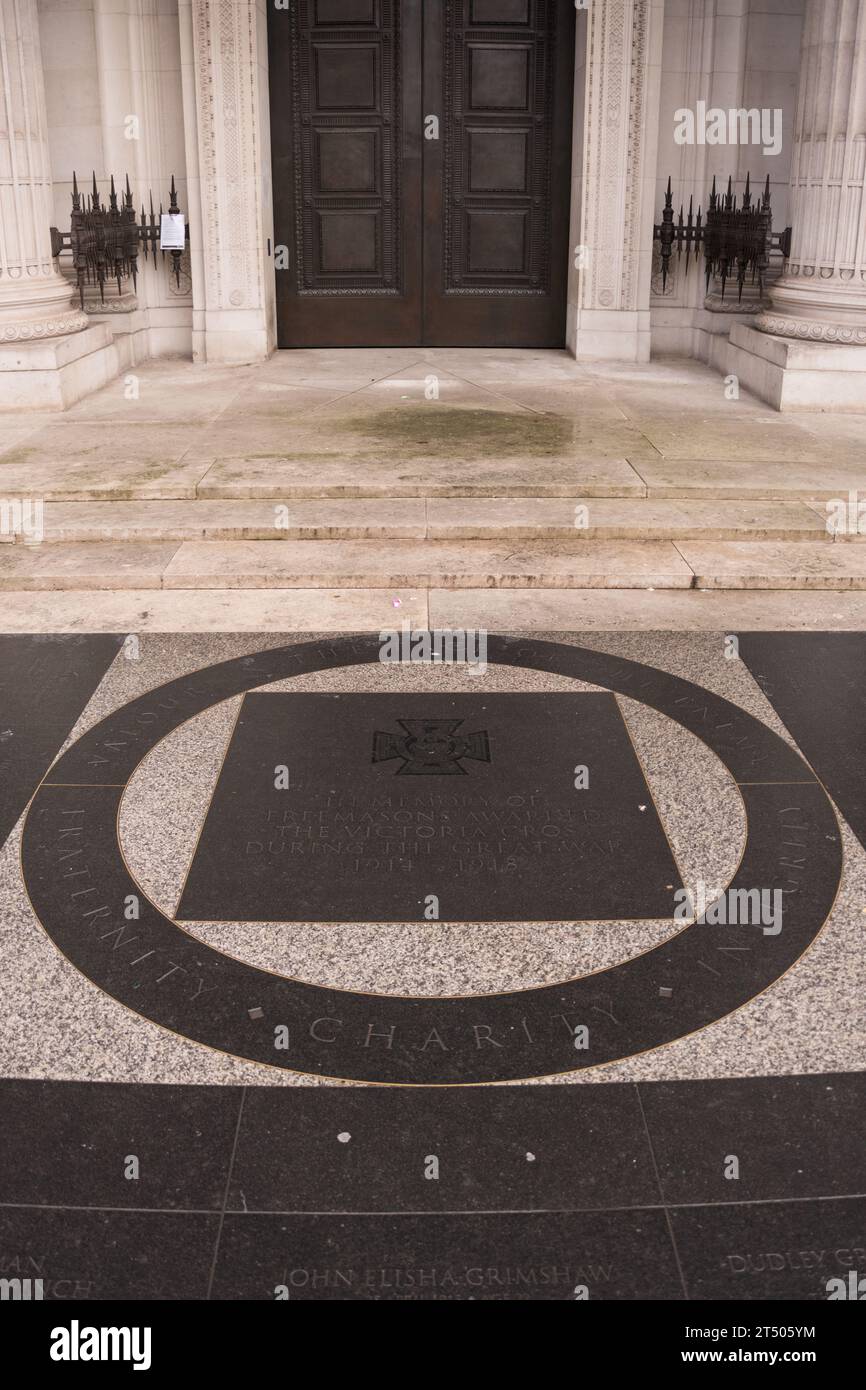 Mémorial aux récipiendaires de la Croix de Victoria devant Freemasons' Hall, Great Queen Street, Londres, WC2, Angleterre, ROYAUME-UNI Banque D'Images