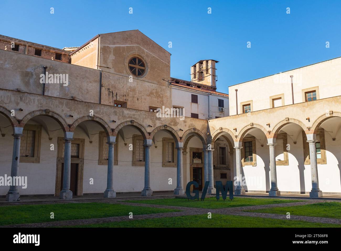Palerme, Sicile, 2016. Le jardin de la Galleria d'Arte Moderna situé dans l'ancien cloître du couvent franciscain de Sant'Anna alla Misericordia Banque D'Images
