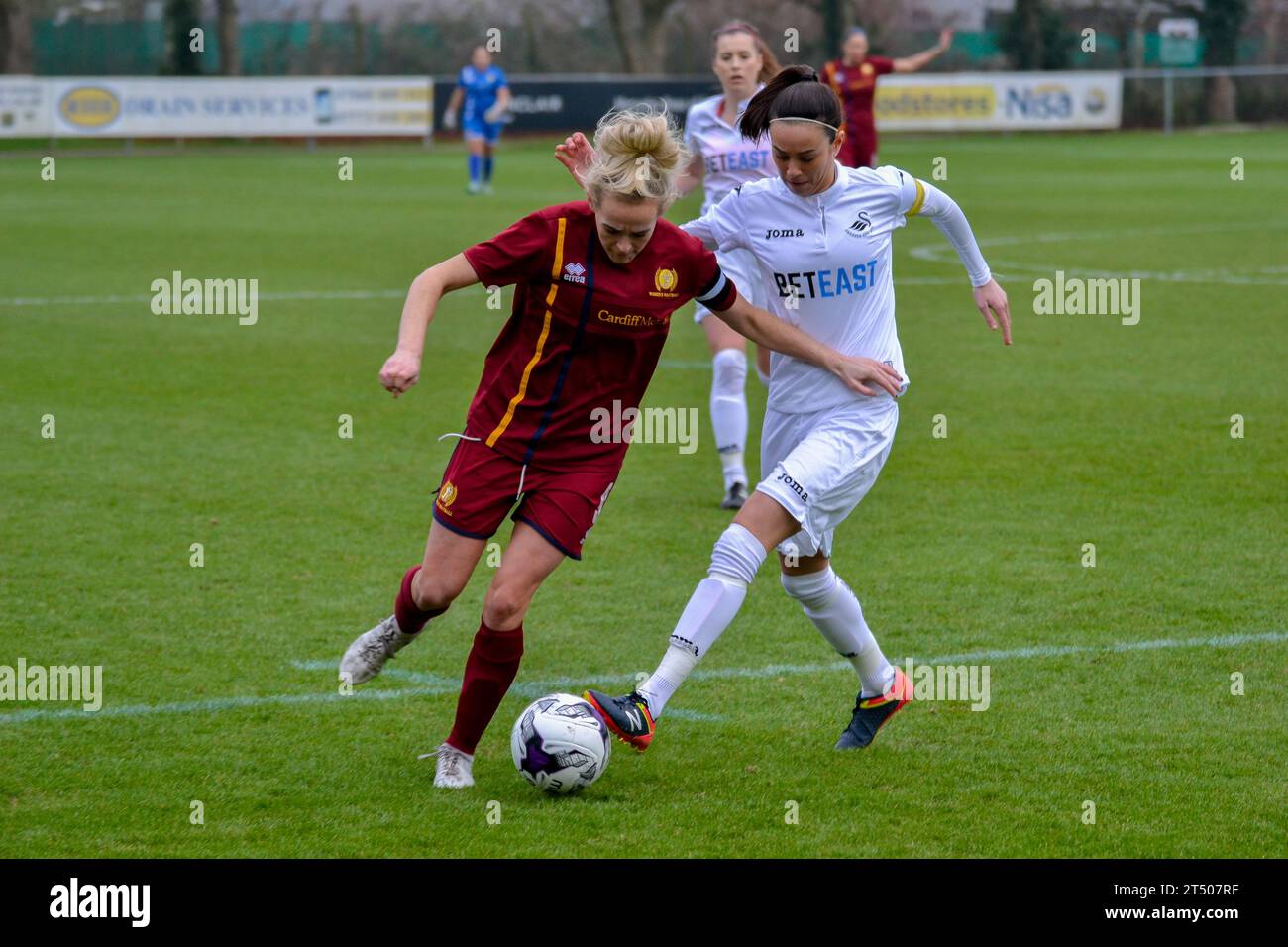 Neath, pays de Galles. 22 janvier 2017. Robyn Pinder de Cardiff met Ladies (à gauche) est attaquée par Alicia Powe de Swansea City Ladies lors du match de la Welsh Premier Women's League entre Swansea City Ladies et Cardiff met Ladies à la Llandarcy Academy of Sport à Neath, pays de Galles, Royaume-Uni, le 22 janvier 2017. Crédit : Duncan Thomas/Majestic Media. Banque D'Images