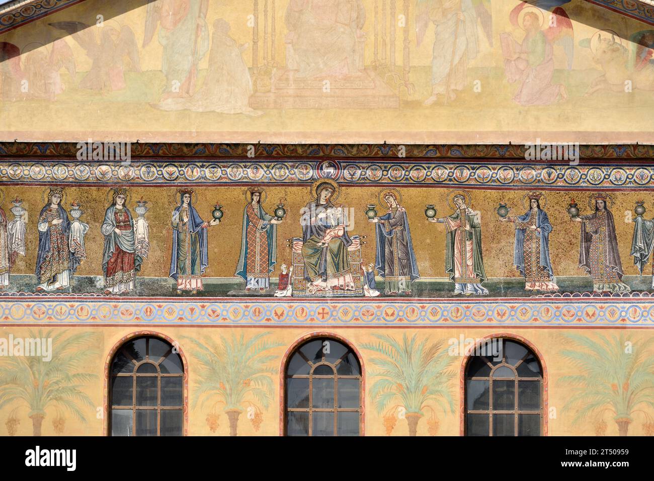 Mosaïque médiévale sur la façade, Basilica di Santa Maria in Trastevere, Rome, Italie Banque D'Images