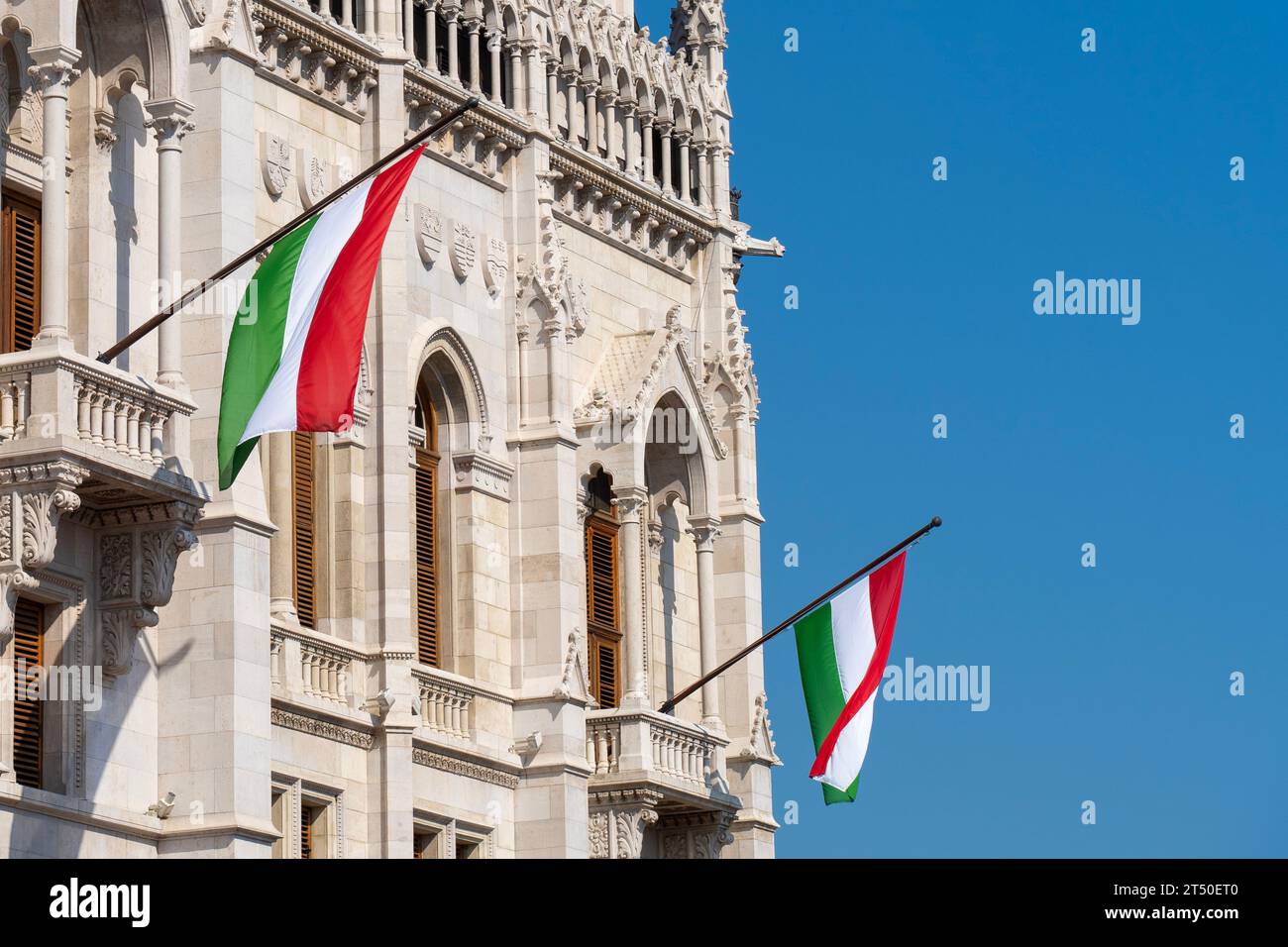 Le bâtiment néo-gothique de la législature hongroise, le Parlement, est décoré de drapeaux aux couleurs nationales hongroises lors d'une fête nationale Banque D'Images
