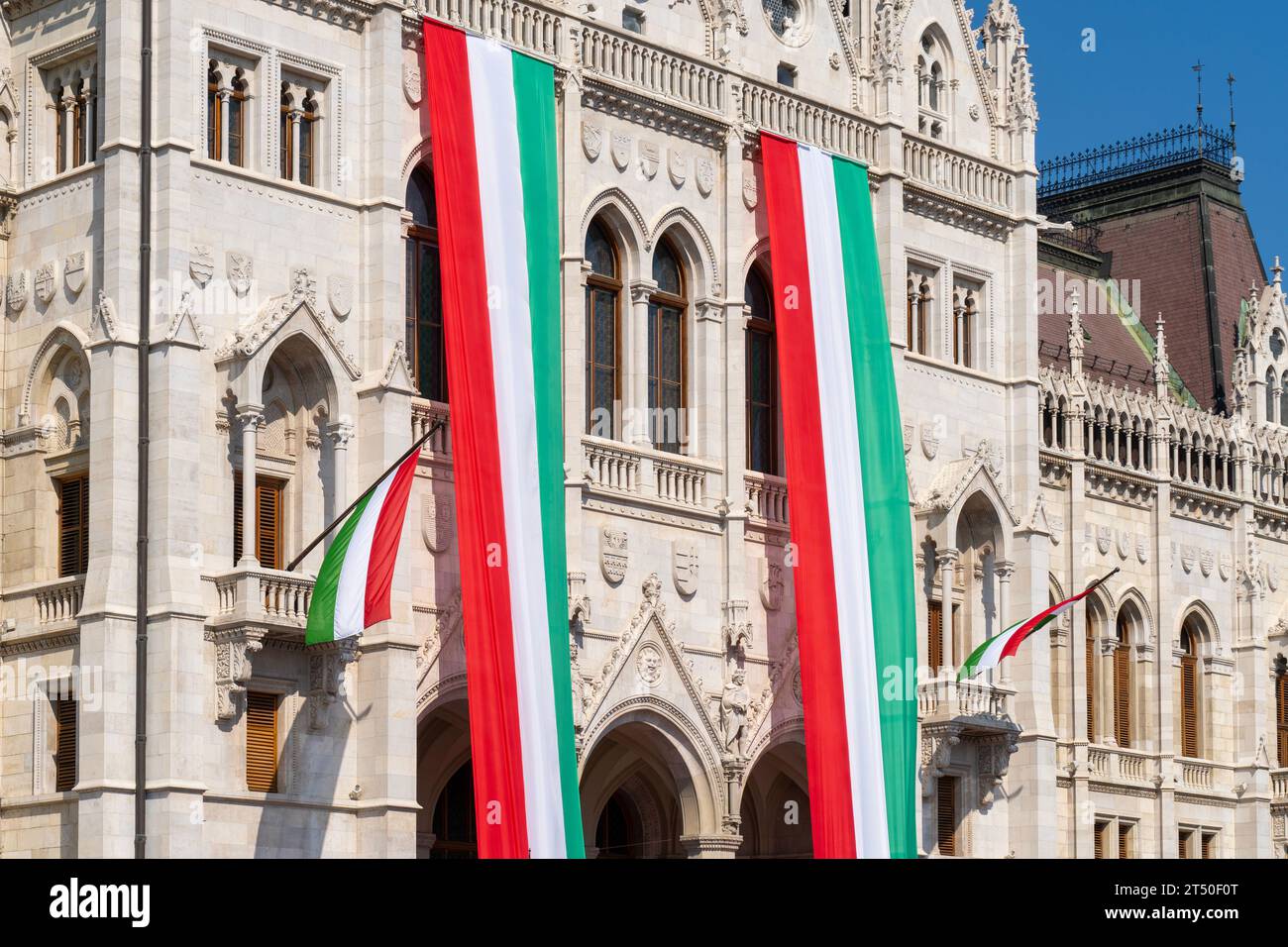 Le bâtiment néo-gothique de la législature hongroise, le Parlement, est décoré de drapeaux aux couleurs nationales hongroises lors d'une fête nationale Banque D'Images