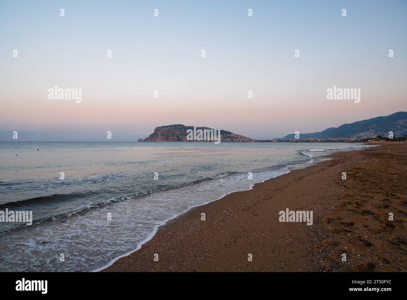 Belle scène de lever de soleil sur la plage d'Alanya avec vue sur la célèbre île d'Alanya, en Turquie Banque D'Images