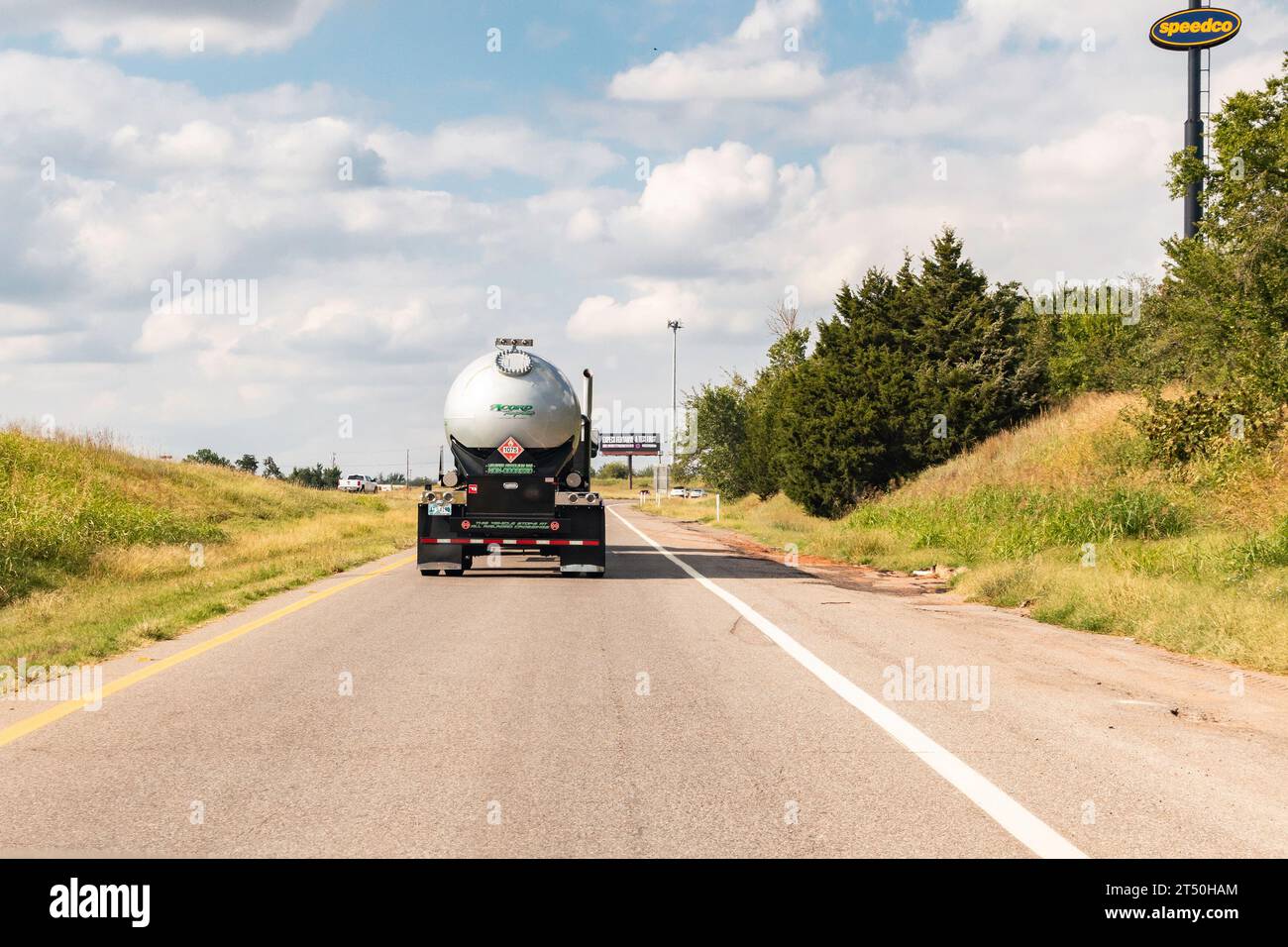 Camion-citerne transportant du gaz de pétrole liquéfié sur une rampe vers l'Interstate 35 en Oklahoma, États-Unis. Banque D'Images