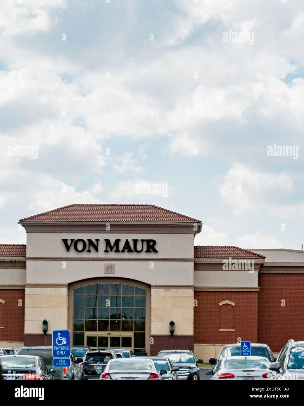 Vitrine extérieure du grand magasin Von Maur dans le centre commercial Town East à Wichita, Kansas, États-Unis. Banque D'Images