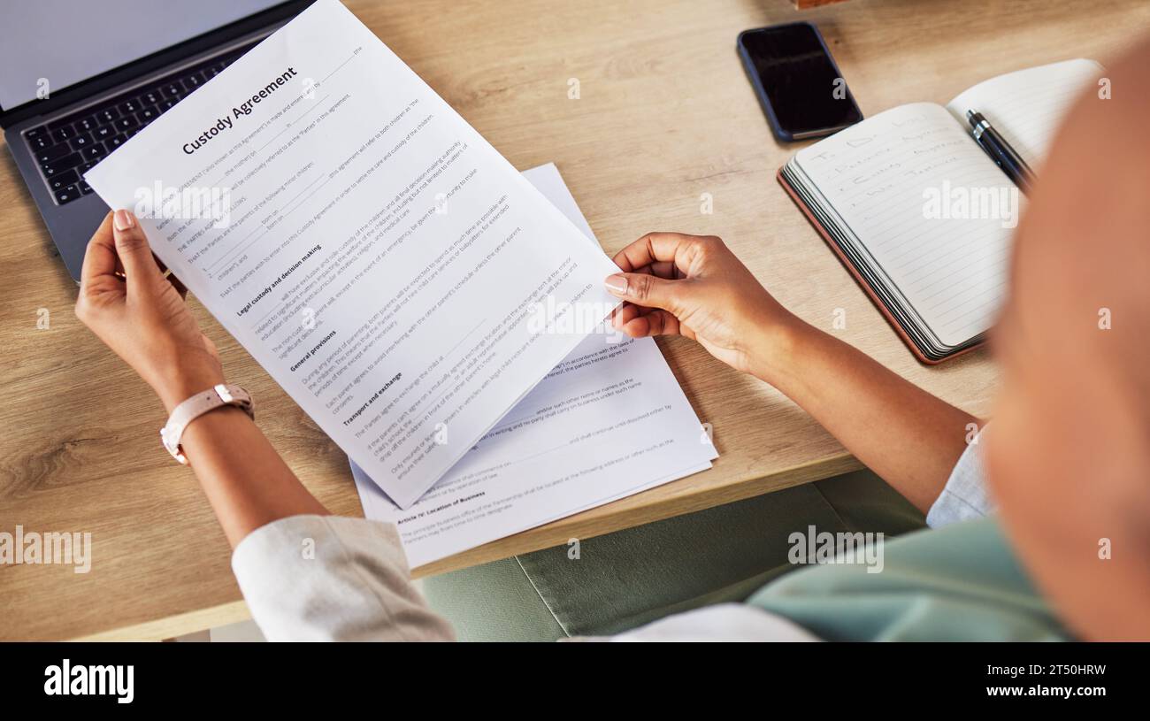 Avocat de la famille, mains et contrat de garde avec cas d'avocat et notes avec accord dans un bureau. Bureau, vue de dessus et cabinet d'avocats avec planification et Banque D'Images