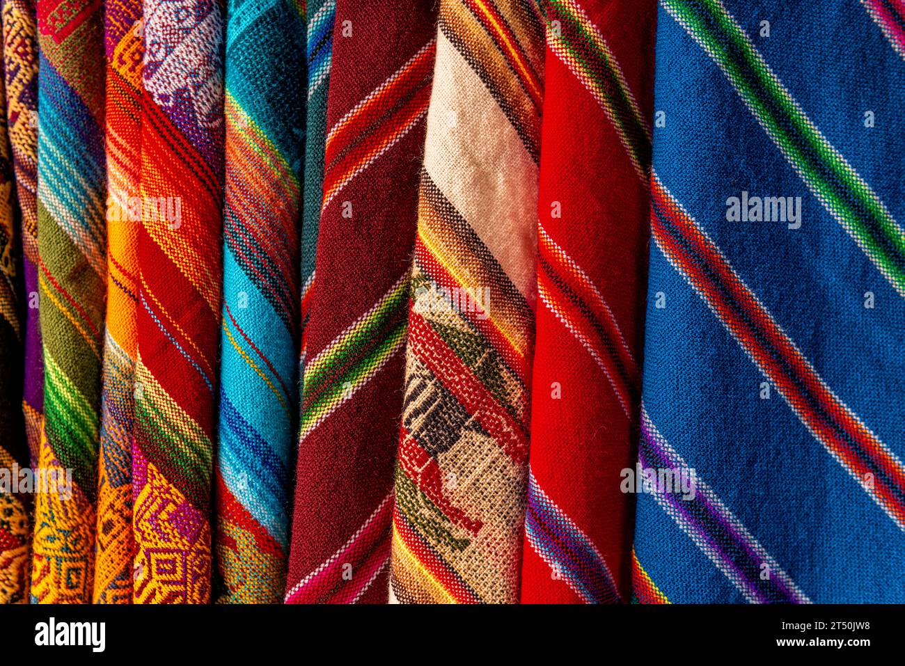 Tissus textiles andes colorés sur le marché aux sorcières, la Paz, Bolivie. Banque D'Images
