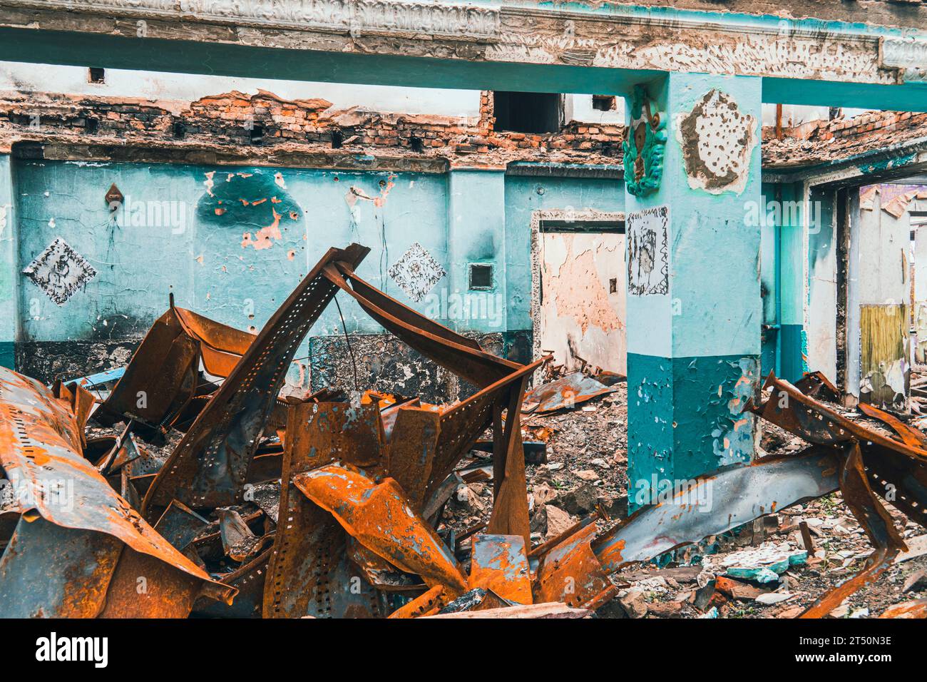 Vue de l'intérieur d'une maison détruite par des bombardements. Guerre en Ukraine. Invasion russe de l'Ukraine. Destruction des infrastructures. Terreur des civils Banque D'Images