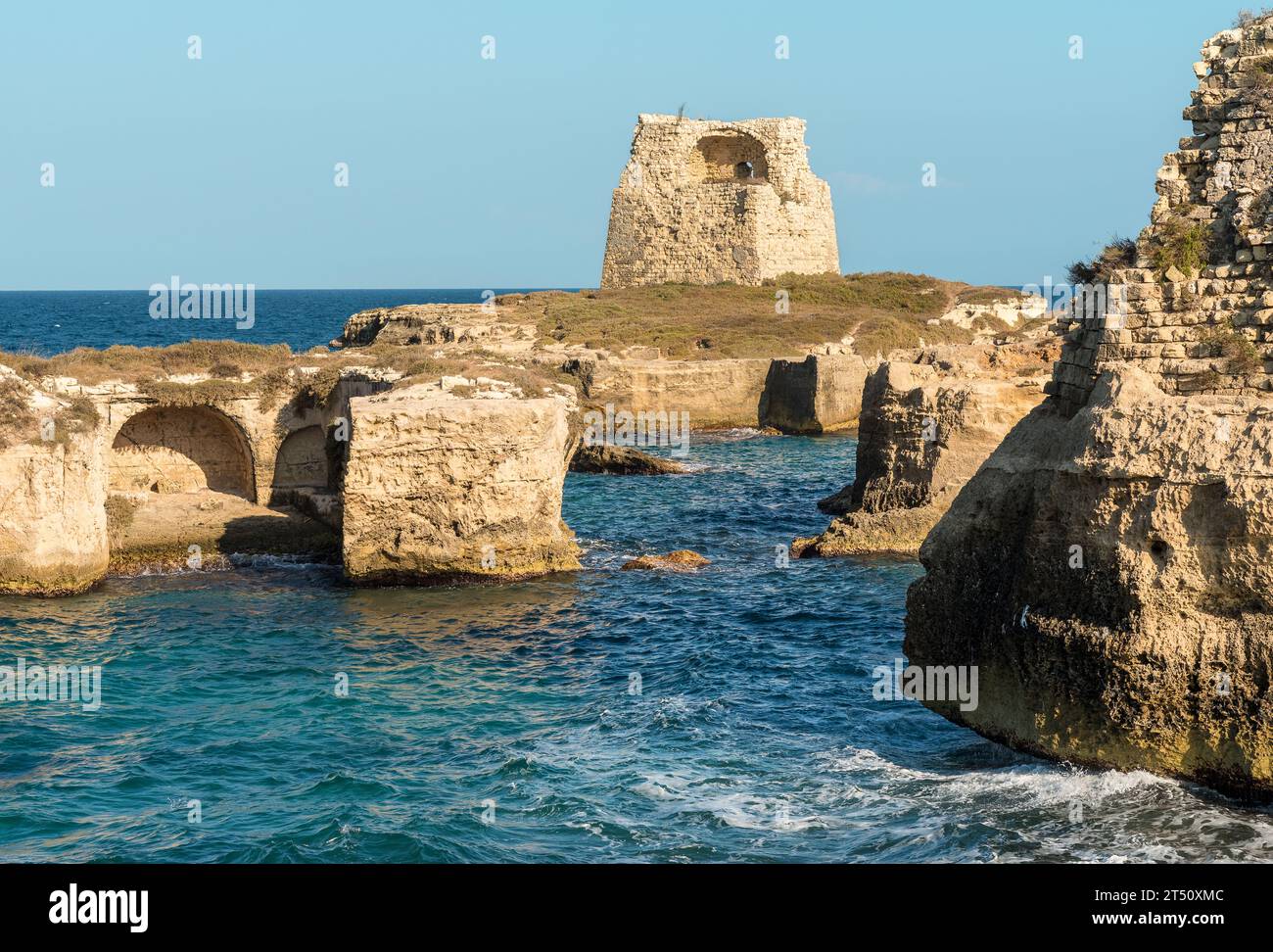 Paysage de la mer Adriatique avec vue sur Roca Vecchia, province de Lecce, Pouilles, Italie Banque D'Images