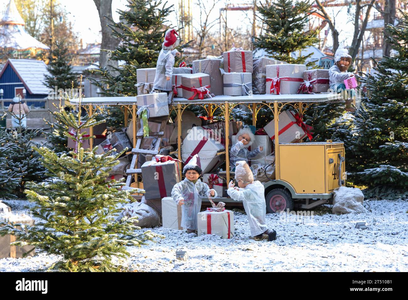 Les gnomes de Noël chargent des cadeaux dans le train. Paysage dans les parcs d'attractions Tivoli à Copenhague. Banque D'Images