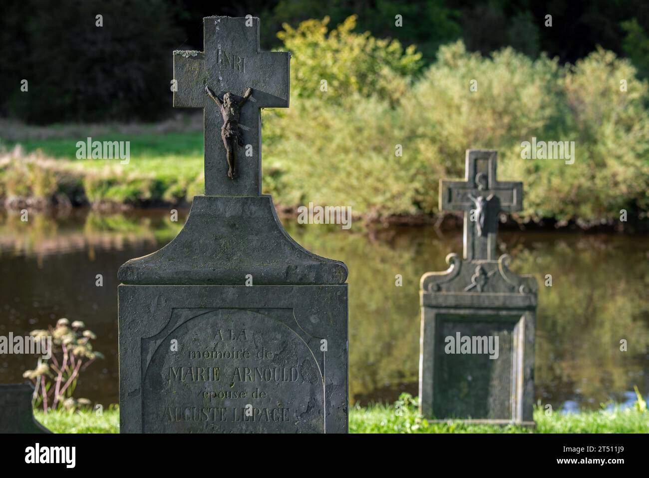 Le Vieux Cimetière, ancien cimetière le long de la Semois avec des pierres tombales des 16e et 17e siècles dans le village Mortehan, Bertrix, Luxembourg, Belgique Banque D'Images