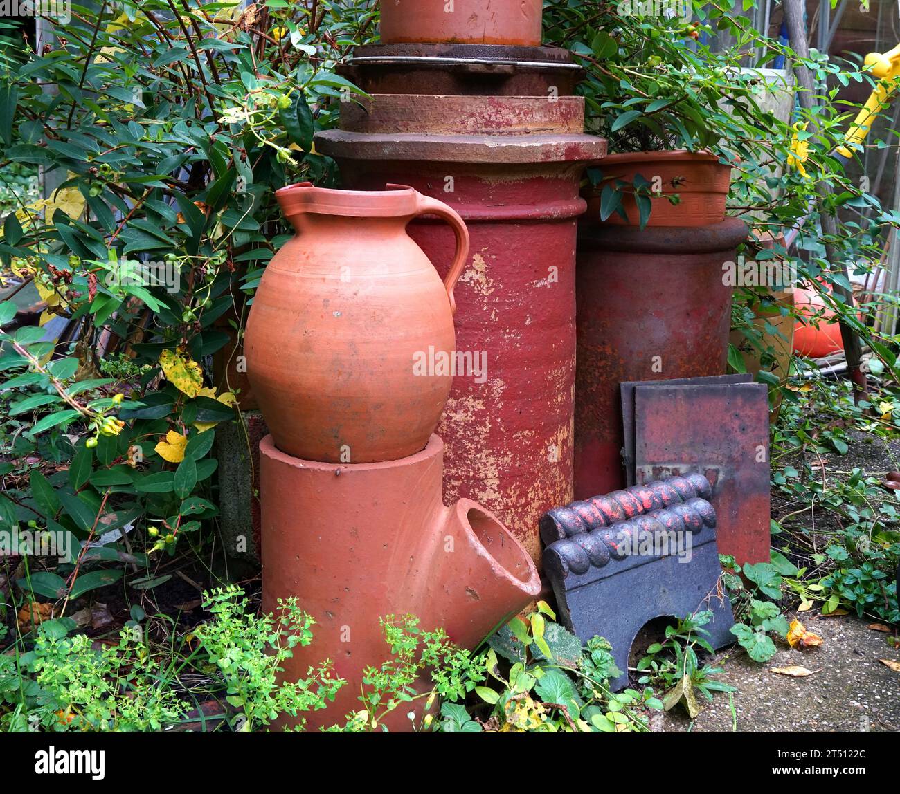 Vieux pots en terre cuite dans un jardin Banque D'Images