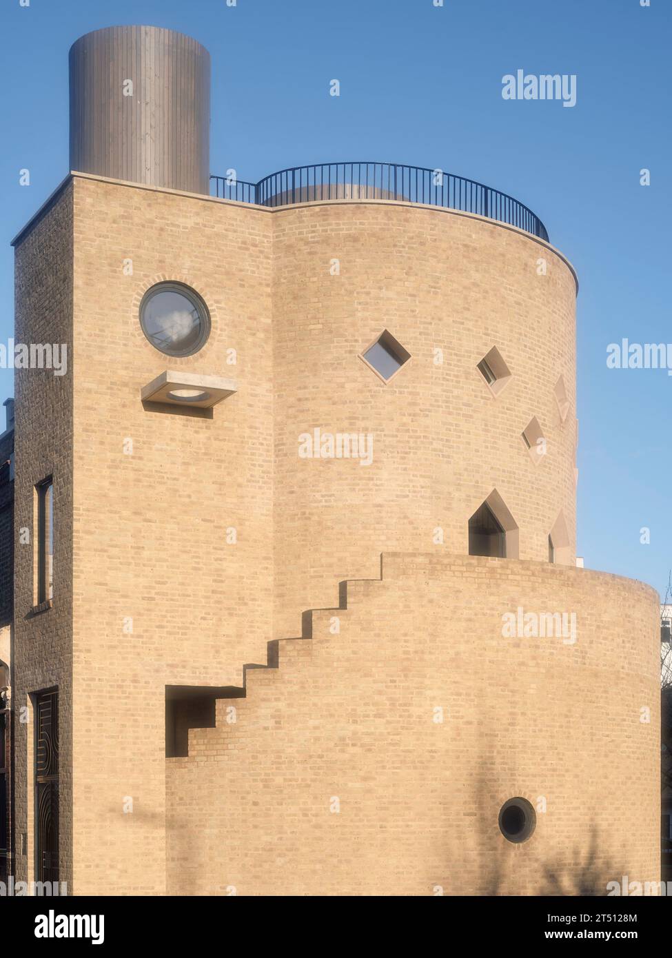 Détail de la maçonnerie et des fenêtres. The Hoxton Mule - Ivy Street, Londres, Royaume-Uni. Architecte : Sam Jacob Studio, 2022. Banque D'Images