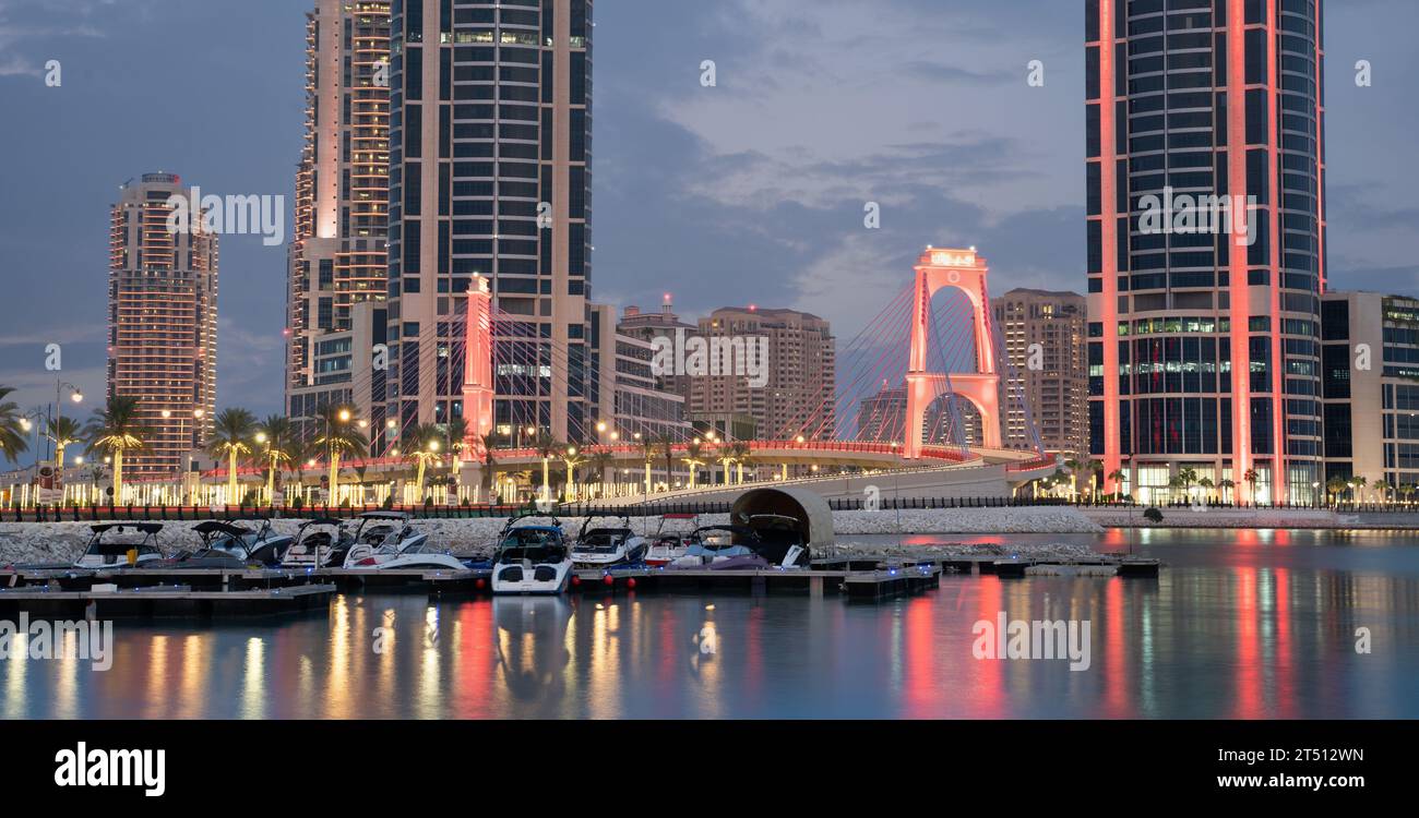 Pearl, Qatar- 01 novembre 2023 : pont Gewan à l'entrée du quartier résidentiel Pearl.The Pearl Qatar est une île artificielle près du prestigieux W de Doha Banque D'Images