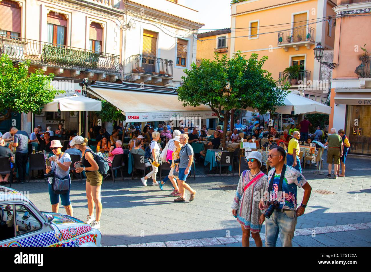 Sicile, Taormine, Italie - 28 septembre 2023. Touristes dans la rue principale Corso umberto à Taormina. Vues sur la ville, façades, architecture et le plus pop Banque D'Images