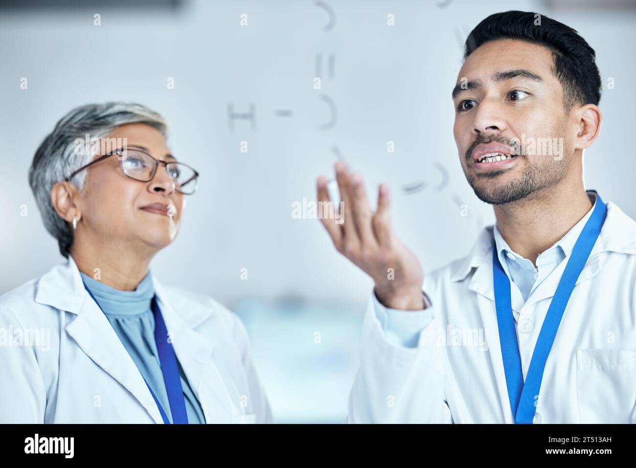 Science, planification et équipe de chercheurs avec un conseil travaillant sur une équation de chimie médicale. Pharmaceutique, travail d'équipe et scientifiques faisant de la recherche Banque D'Images