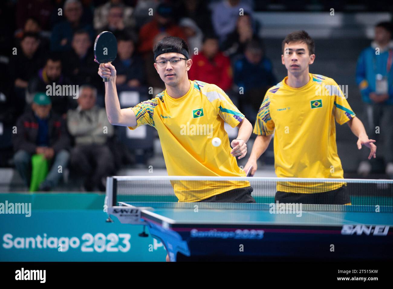 Santiago, Chili. 02 novembre 2023. Vitor Ishiy et Eric Knji Jouti, athlètes brésiliens de tennis de table, lors d'un match en double aux Jeux panaméricains de Santiago 2023. Crédit : Renato assis/FotoArena/Alamy Live News Banque D'Images