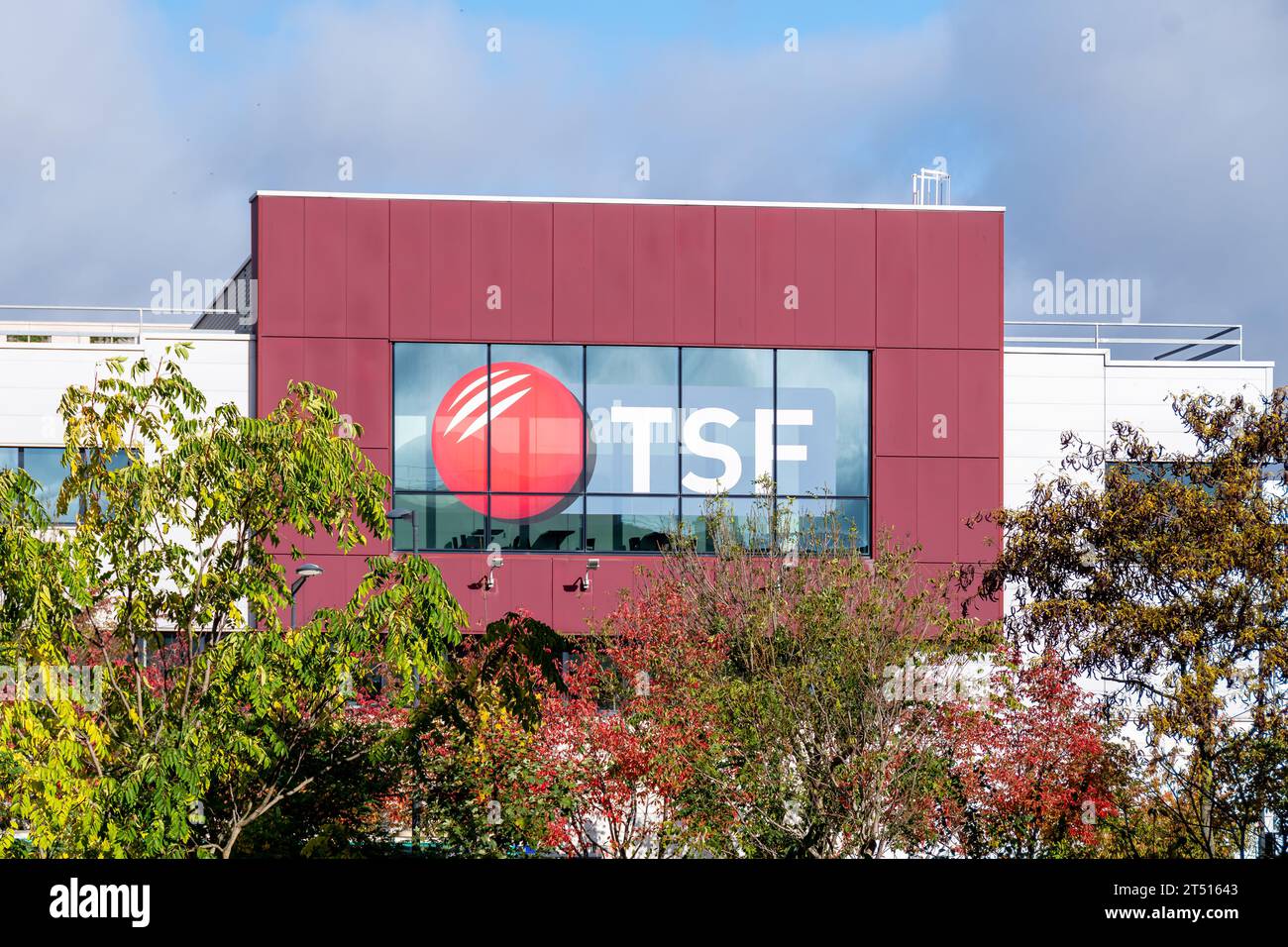 Signez au siège social du groupe TSF. TSF est une société française spécialisée dans la fourniture d’équipements professionnels pour l’industrie du cinéma Banque D'Images