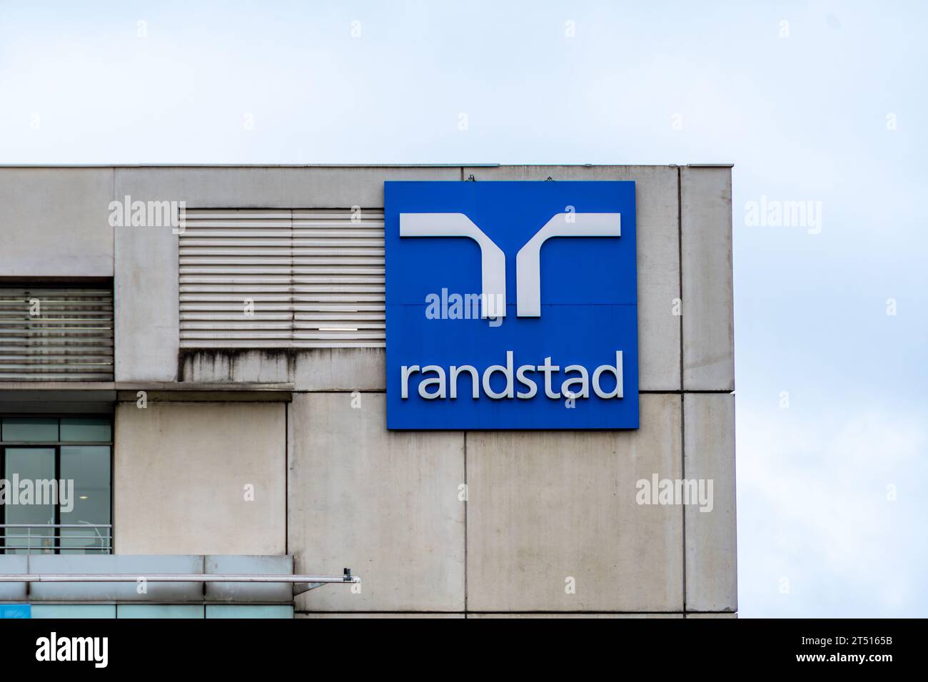 Panneau sur le bâtiment abritant le siège français de Randstad. Randstad est un groupe néerlandais de conseil en ressources humaines Banque D'Images