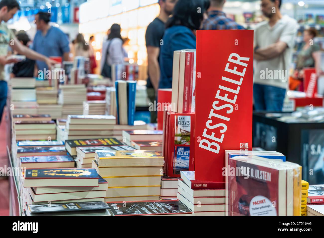 Bucarest, Roumanie - mai 27 2023 : BEST-seller booksign à un bookfest ou salon du livre à Bucarest. Banque D'Images