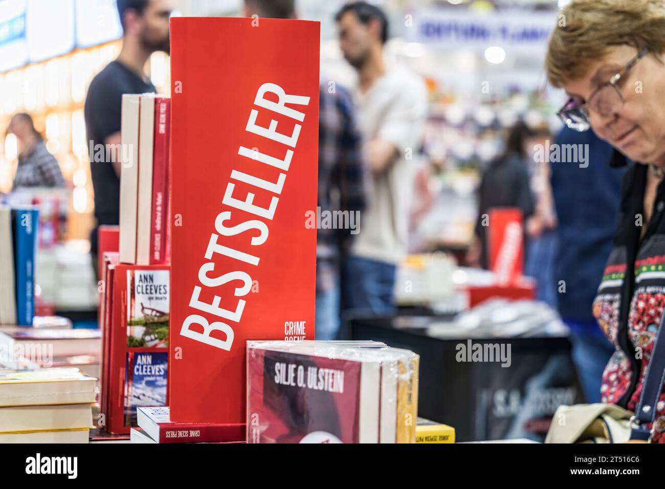 Bucarest, Roumanie - mai 27 2023 : BEST-seller booksign à un bookfest ou salon du livre à Bucarest. Banque D'Images