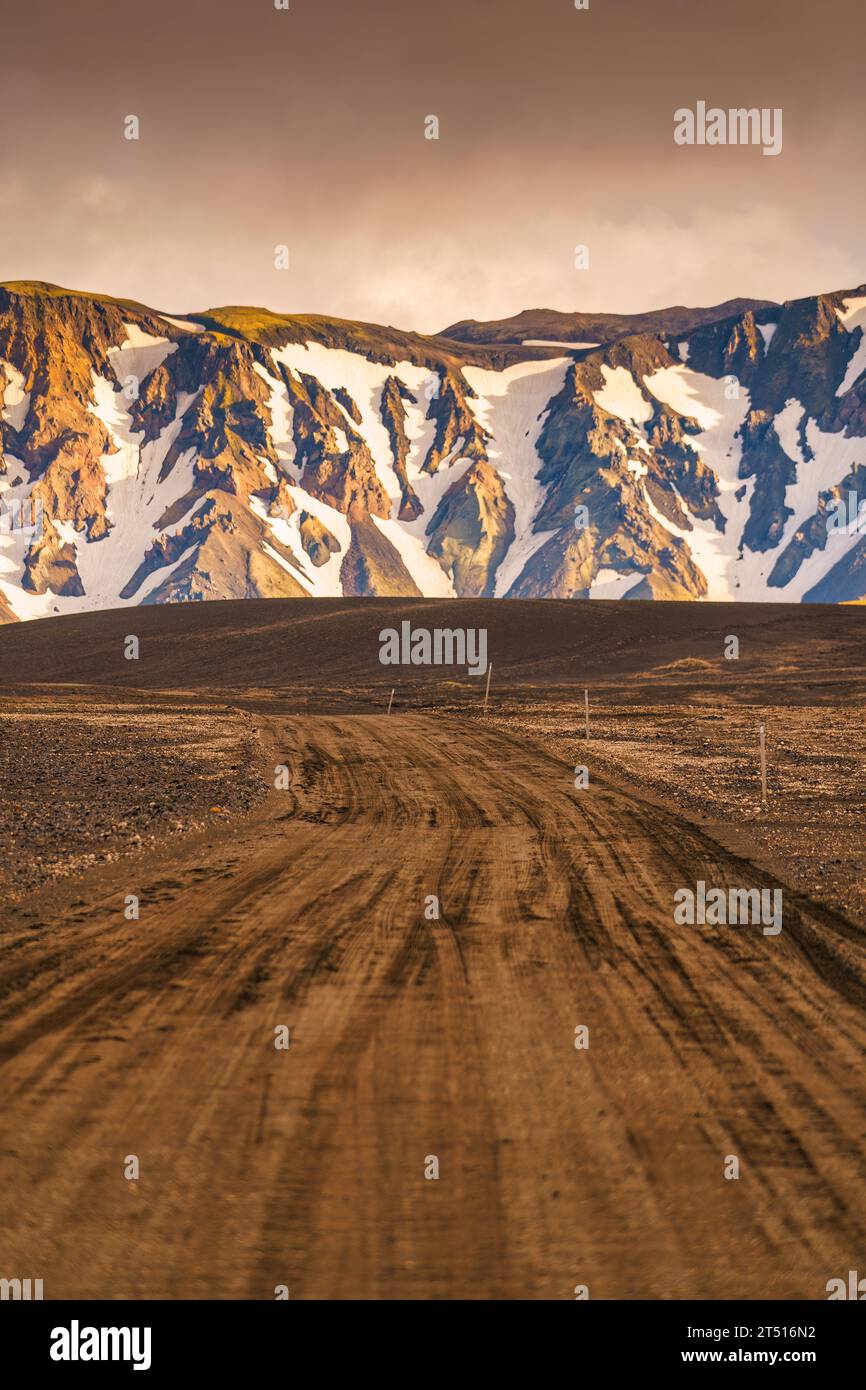 Chemin de terre vide avec montagne volcanique sur la nature sauvage dans la scène rurale à l'Islande Banque D'Images