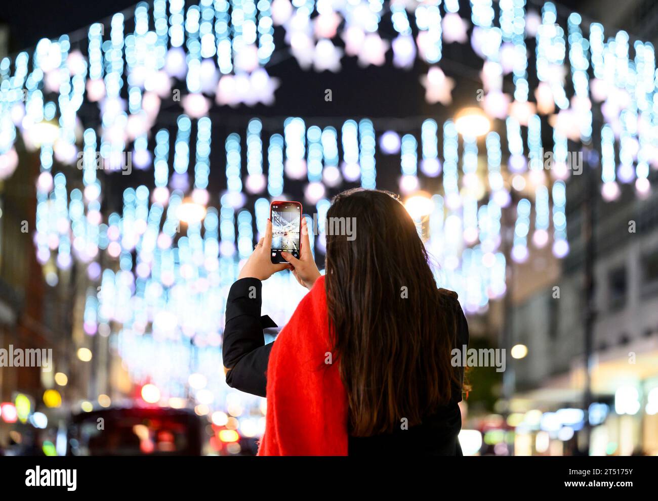 USAGE ÉDITORIAL SEULE Une femme prend une photo des lumières de Noël d'Oxford Street à Londres, après l'allumage en partenariat avec l'association caritative pour enfants Starlight. Date de la photo : jeudi 2 novembre 2023. Banque D'Images