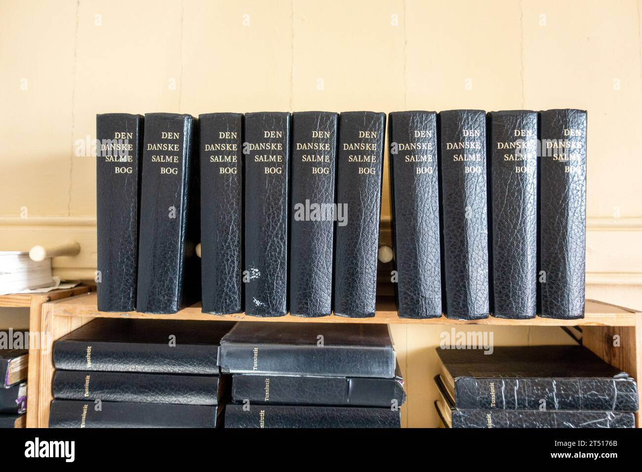 Une étagère à livres dans Une église avec Den Danske Salmebog Livre danois de Psaume Livre d'hymne religieux Livre d'Église luthérienne Livre religieux Banque D'Images