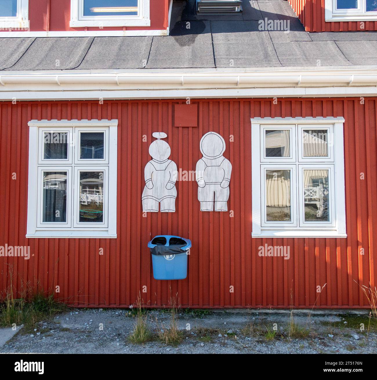 Inuusuttut Inaat Un foyer pour enfants géré par le gouvernement à Qaqortoq Groenland, bâtiment extérieur avec des enfants inuits panneau d'art folklorique Banque D'Images