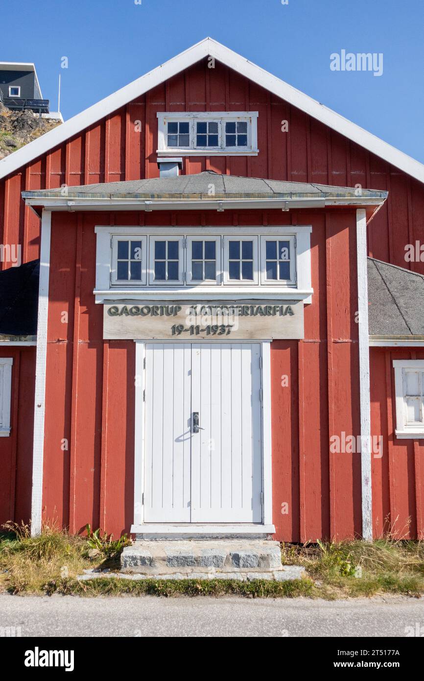 Qaqortoq Village Hall Qaqortoq, Sud du Groenland (Qaqortup Katersertarfia) Construit en 1937 Red Building Exterior Banque D'Images