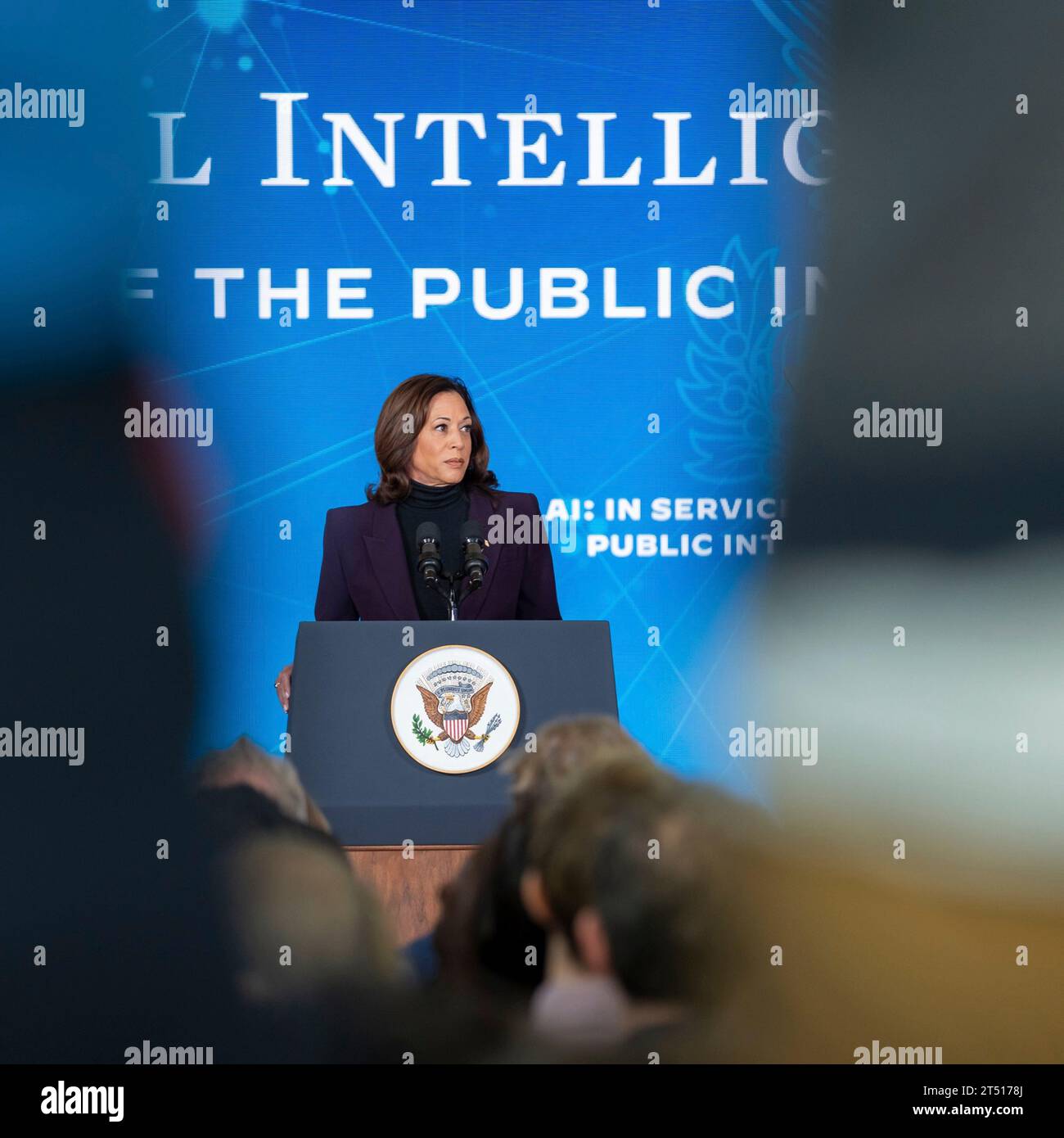 Londres, Royaume-Uni. 01 novembre 2023. La vice-présidente américaine Kamala Harris prononce une allocution sur l’intelligence artificielle à l’ambassade des États-Unis, le 1 novembre 2023 à Londres, au Royaume-Uni. Harris a pris la parole avant d'assister au premier sommet mondial sur la sécurité de l'IA. Crédit : Lawrence Jackson/White House photo/Alamy Live News Banque D'Images