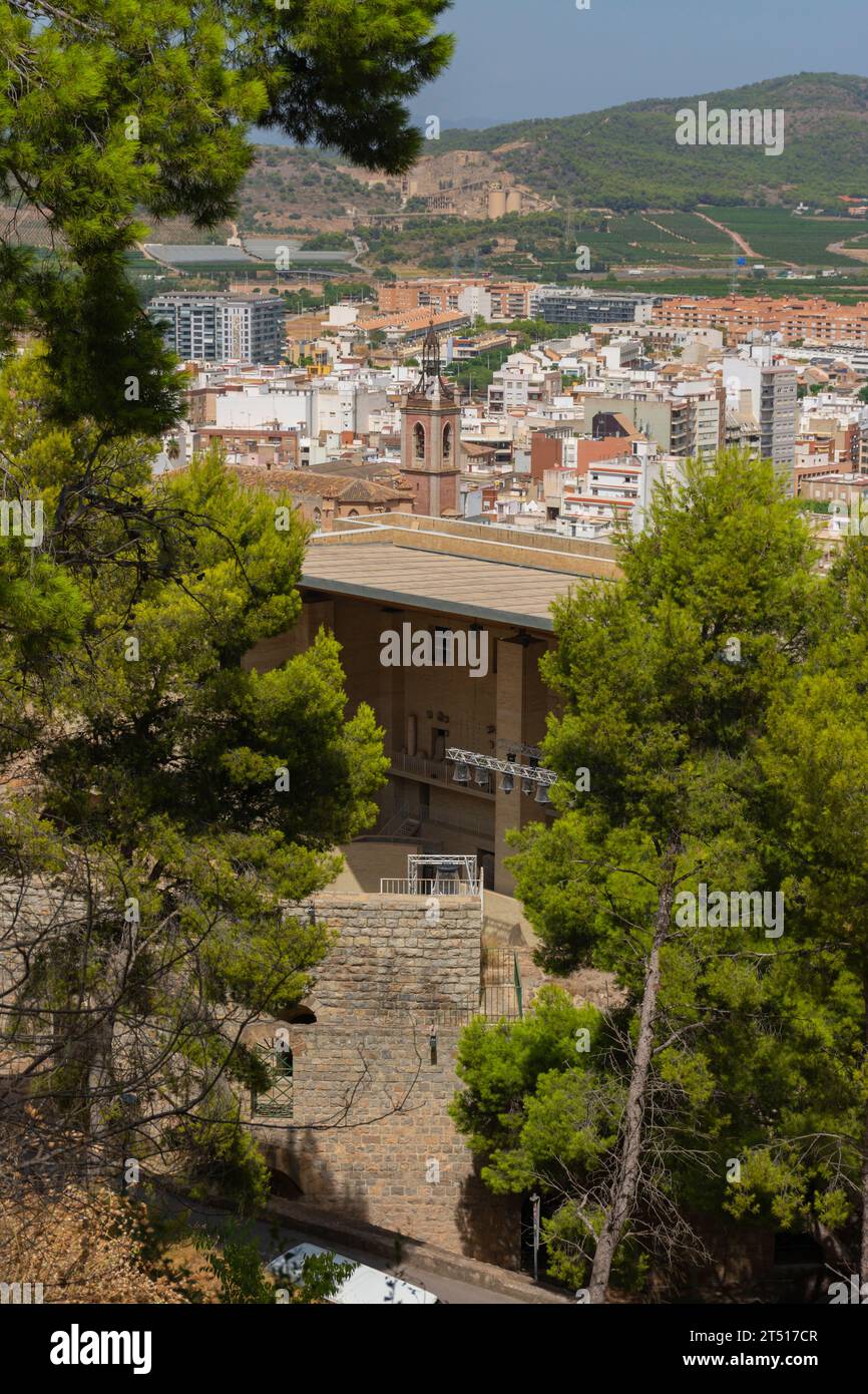 Sagunto, Valence, Espagne. 30 août 2022 - vue sur la ville, la vieille ville, l'église Sainte Marie, d'un point de vue sur le théâtre romain Banque D'Images