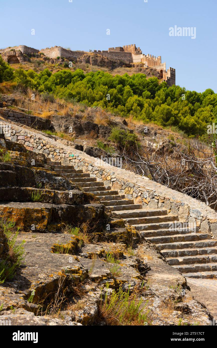 Sagunto, Valence, Espagne. 30 août 2022 - escalier sur le versant rocheux de la montagne, pour monter vers le château romain, avec ibérique, romain, Goth, Banque D'Images