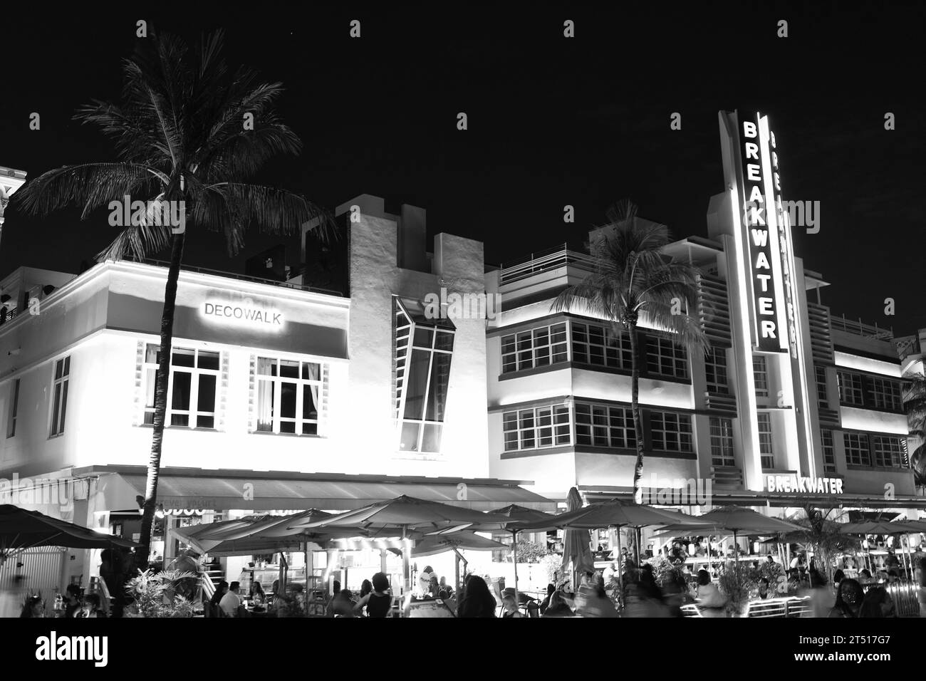 Miami, Floride États-Unis - 16 avril 2021: Miami South Beach Ocean Drive Architecture illuminée dans la nuit ville de miami avec restaurant. brise-lames. Banque D'Images