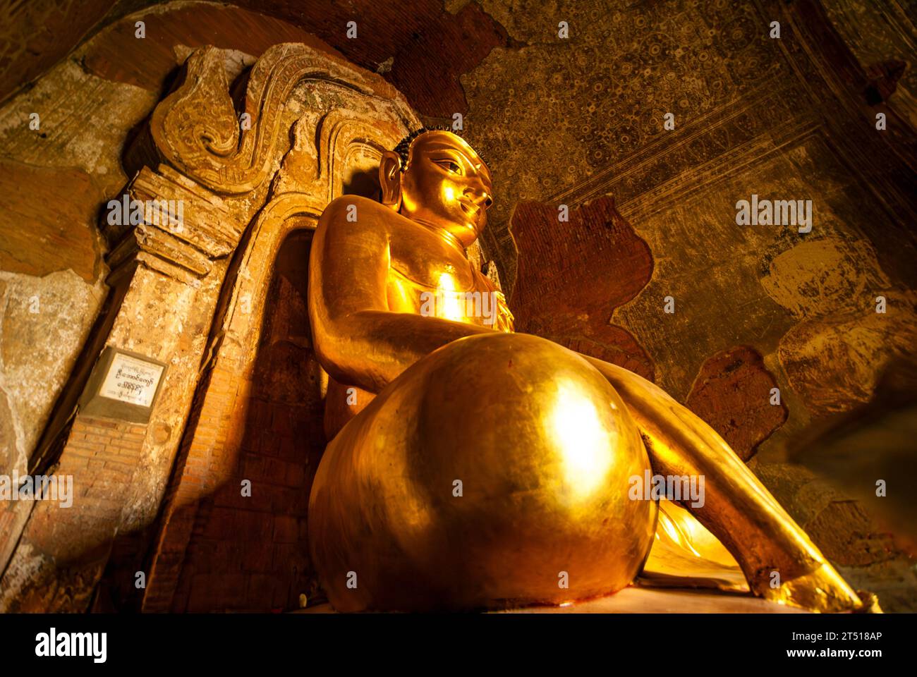 Statue de Bouddha d'or, Htilominlo Pahto, Bagan, Myanmar, Asie Banque D'Images
