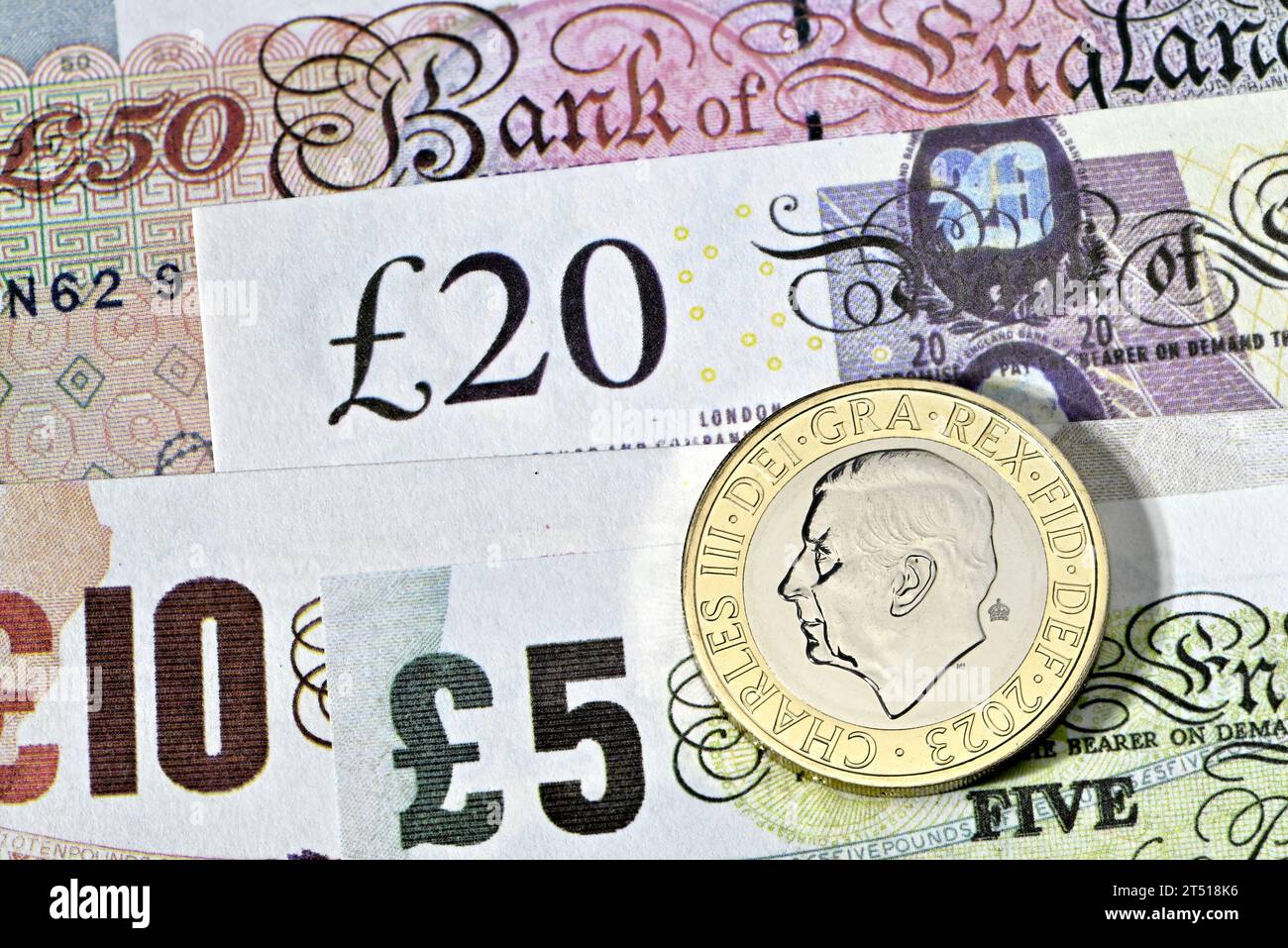 Nouvelle pièce britannique Charles III de 2 £ sur des billets de 5 £, 10 £, 20 £ et 50 £ Banque D'Images