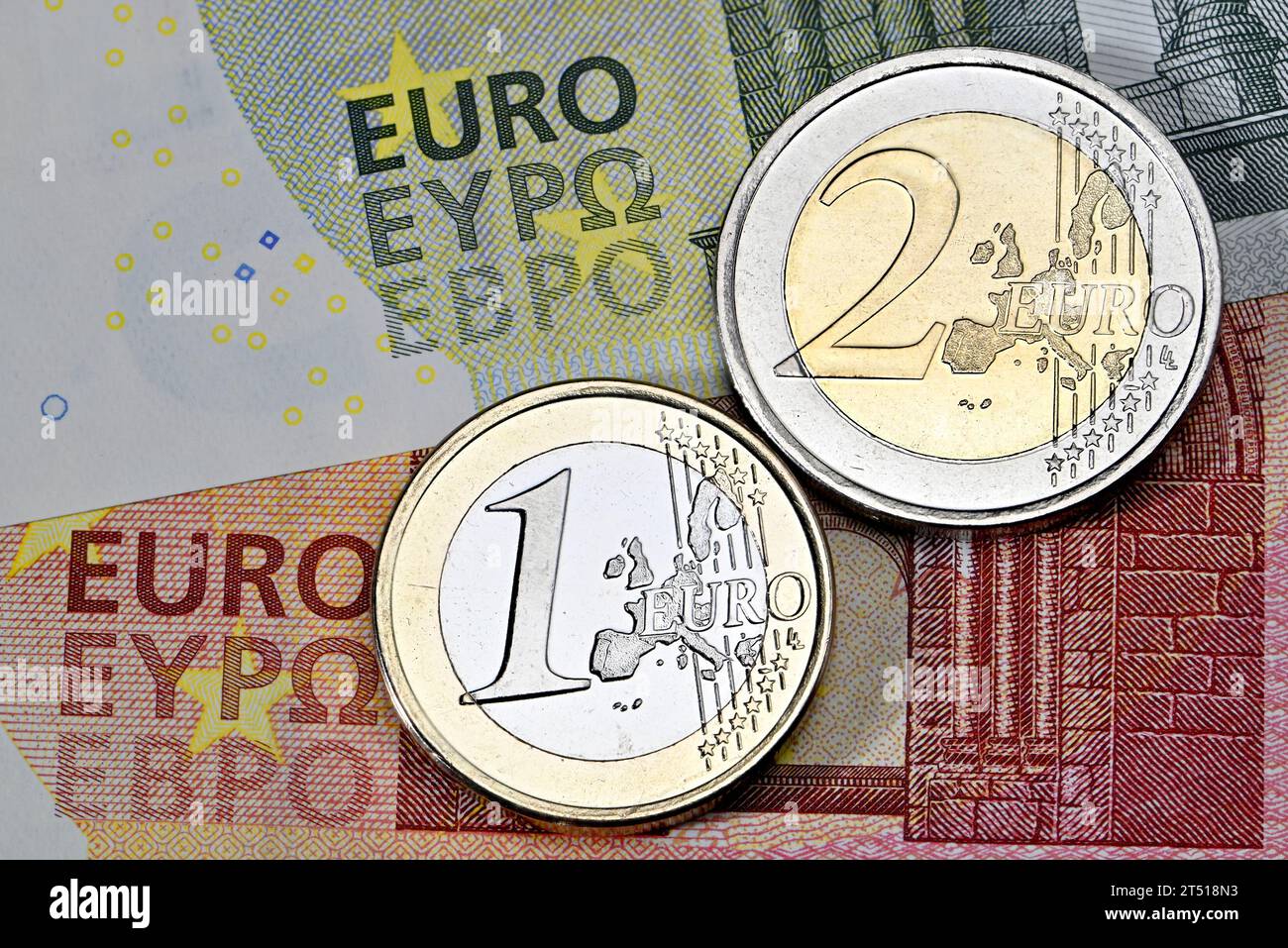Pièces de 1 et 2 euros sur billets de 5 et 10 euros Banque D'Images