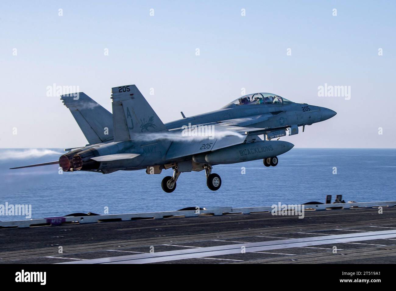 Mer Méditerranée, eaux internationales. 24 octobre 2023. Un avion de chasse F/A-18F Super Hornet de l'US Navy, attaché au Black Lions of Strike Fighter Squadron 213, se lance depuis le pont d'envol à bord du porte-avions de classe Ford USS Gerald R. Ford opérant sur la Méditerranée orientale, le 24 octobre 2023 au large des côtes d'Israël. Crédit : MC3 Simon Pike/États-Unis Navy photo/Alamy Live News Banque D'Images