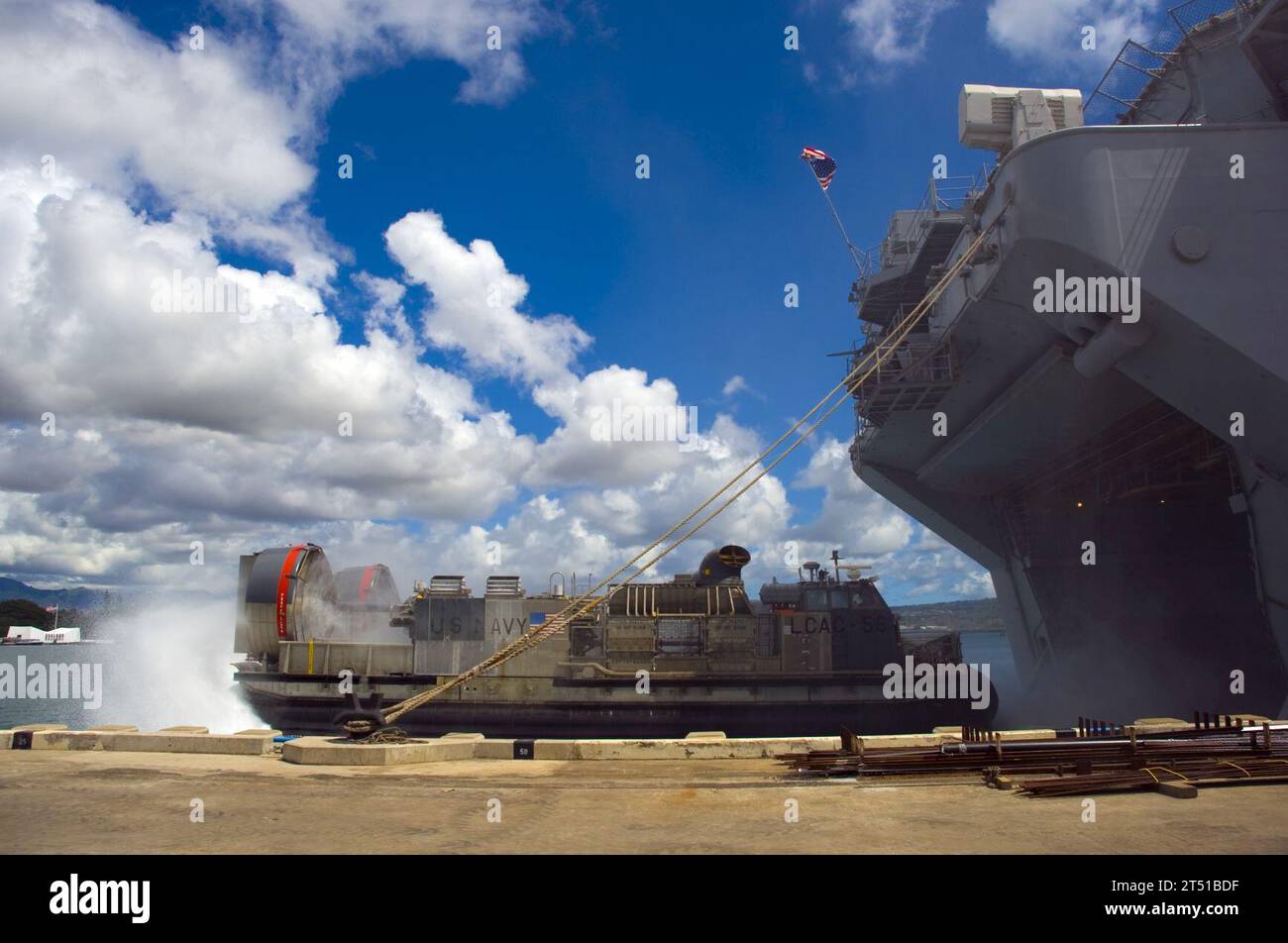 0807098135W-122 PEARL HARBOR, Hawaii (09 juillet 2008) Un coussin d'air d'un engin de débarquement livre de l'équipement au navire d'assaut amphibie USS Bonhomme Richard (LHD 6) pendant Rim of the Pacific (RIMPAC) 2008. RIMPAC est le worldХs plus grand exercice multinational prévu tous les deux ans par la flotte américaine du Pacifique. Parmi les participants figurent les États-Unis, l'Australie, le Canada, le Chili, le Japon, pays-Bas, Pérou, République de Corée, Singapour et Royaume-Uni. US Navy Banque D'Images