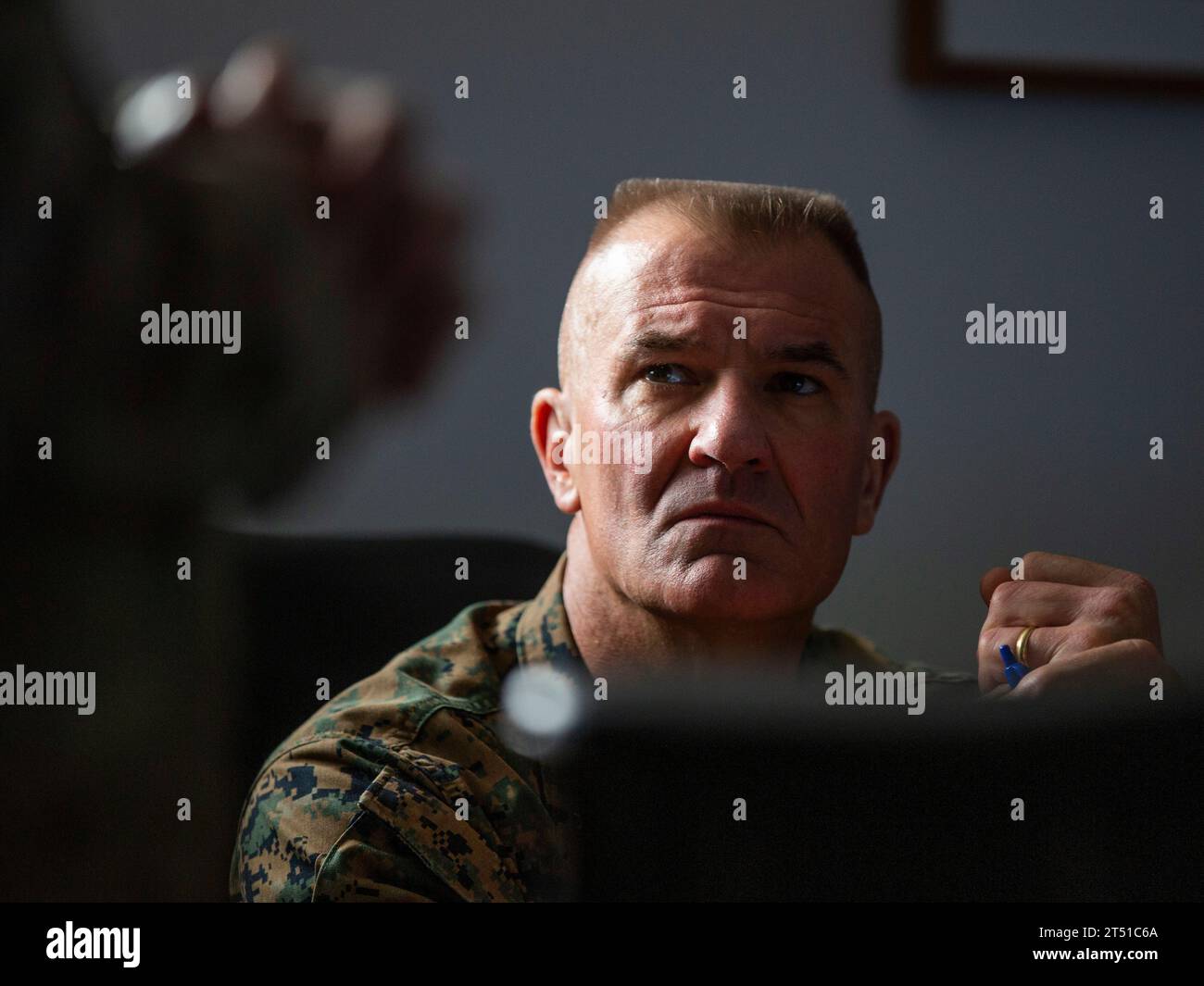 Alpena, États-Unis. 28 avril 2020. Le major général de marine américain Karsten Heckl écoute lors d'un briefing au Centre d'entraînement de préparation au combat, le 28 avril 2020 à Alpena, Michigan. Heckl a été nommé par le président Joe Biden comme commandant adjoint du corps des Marines crédit : Cplc. Cody Rowe/U.S. Marines/Alamy Live News Banque D'Images