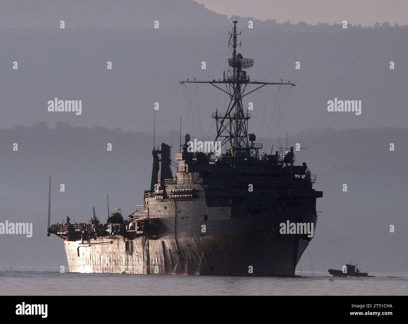 0701250780F-001 Souda Bay, Crète, Grèce (25 janvier 2007) - le quai de transport amphibie USS Shreveport (LPD 12) arrive à Souda Bay pour une visite prévue du port. Shreveport fait partie du Bataan Expeditionary Strike Group en déploiement à l'appui des opérations de sécurité maritime (OSM) dans les zones de responsabilité de la 5e et de la 6e flotte (AOR). US Navy Banque D'Images