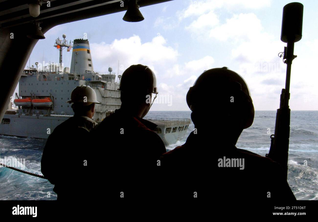 0705195345W-007 OCÉAN ATLANTIQUE (19 mai 2007) - les membres du porte-avions de la classe Nimitz USS Harry S. Truman (CVN 75) surveillent les détails de réapprovisionnement depuis la station de ravitaillement en mer 13 alors que le ravitailleur USNS Laramie (T-AO 203) se tire à côté pour un ravitaillement en mer (RAS). Truman est en cours de qualification de transporteur dans l'océan Atlantique. US Navy Banque D'Images