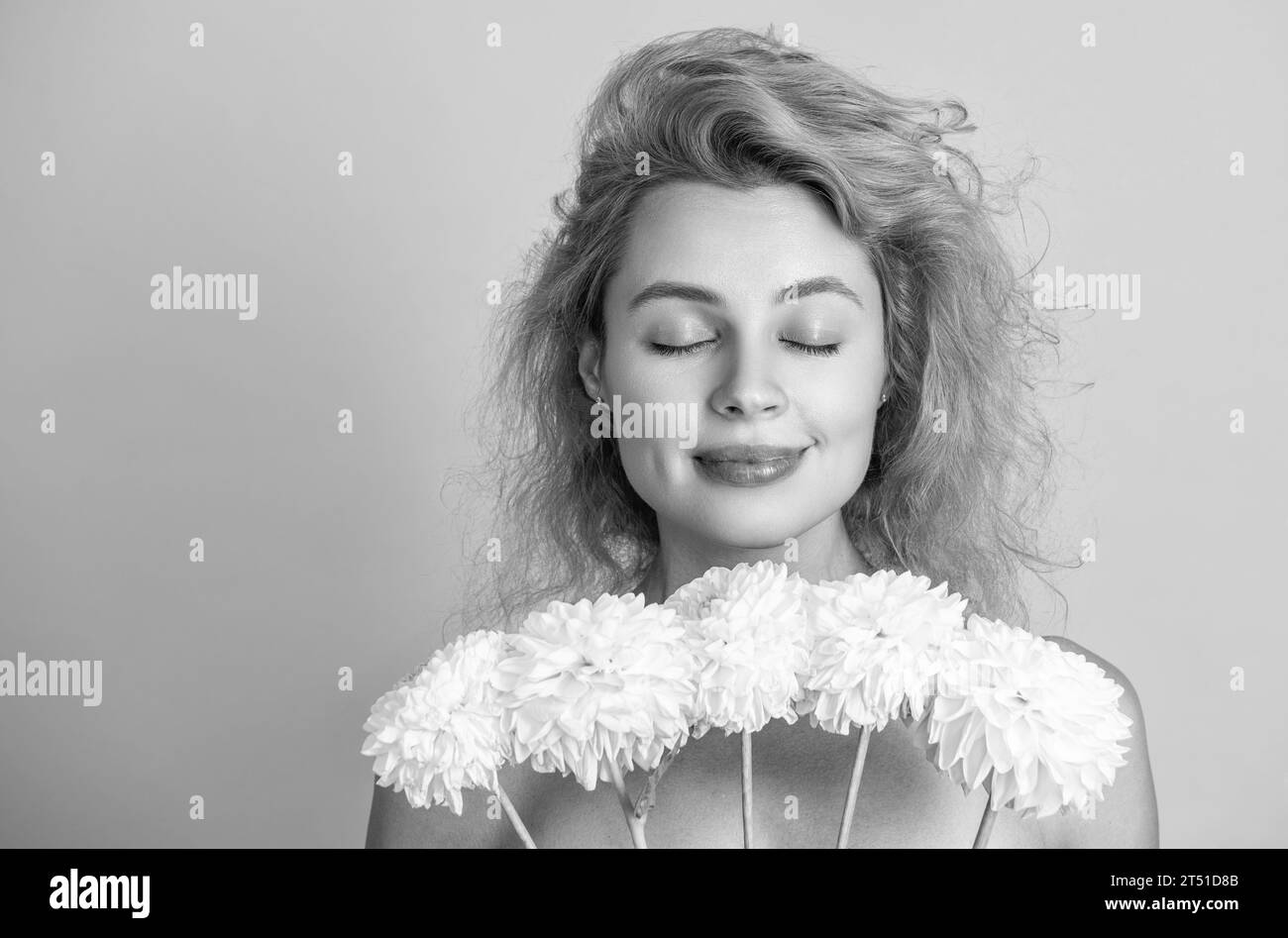 beauté de femme avec des fleurs sur fond, espace de copie. photo de beauté de femme avec des fleurs de chrysanthème. femme beauté avec des fleurs isolées sur jaune. w Banque D'Images