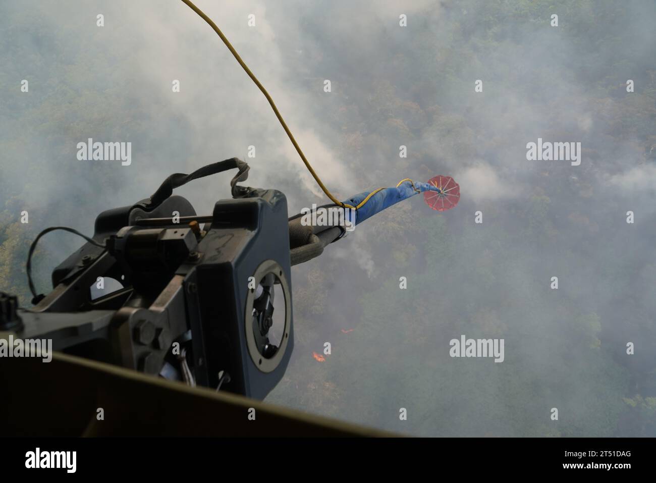 Oahu, États-Unis. 01 novembre 2023. Un hélicoptère de transport lourd CH-47 Chinook de la Garde nationale d'Hawaï effectue des largages aériens de seaux d'eau sur des feux de forêt brûlant dans les montagnes au-dessus de Mililani Mauka, le 1 novembre 2023 sur Oahu, Hawaii. Crédit : MSgt. Andrew Jackson/US Air Force photo/Alamy Live News Banque D'Images