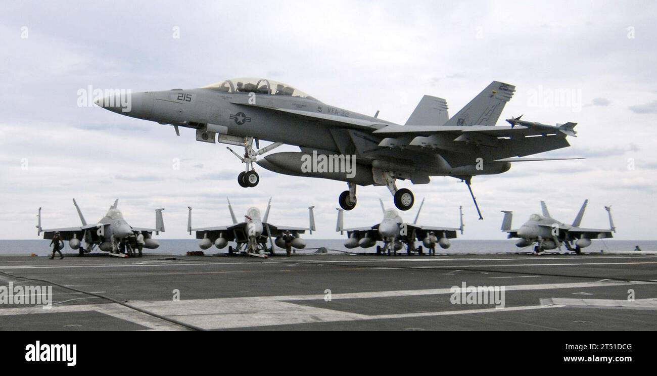 0704095345W-134 ATLANTIC OCEAN (9 avril 2007) - un F/A-18F Super Hornet affecté aux « Swordsmen » du Strike Fighter Squadron (VFA) 32 se prépare à une récupération arrêtée sur le pont d'envol du porte-avions de classe Nimitz USS Harry S. Truman (CVN 75). Truman est actuellement en train de mener une formation sur mesure sur la disponibilité des navires (TSTA). TSTA est une norme utilisée pour évaluer l'état de préparation d'un navire pour le déploiement. US Navy Banque D'Images