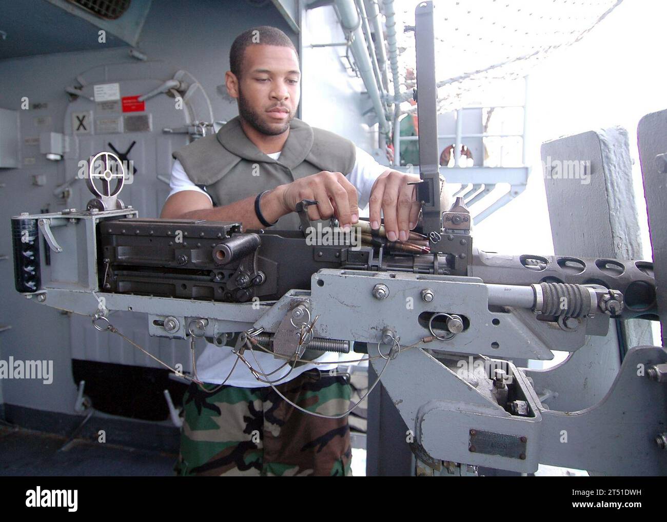 Mitrailleuse de calibre .50, navire d'assaut amphibie USS Bonhomme Richard (LHD 6), BHR Expeditionary Strike Group (ESG), opérations maritimes, golfe Persique, ZONE D'OPÉRATIONS DE la 5E FLOTTE américaine Banque D'Images