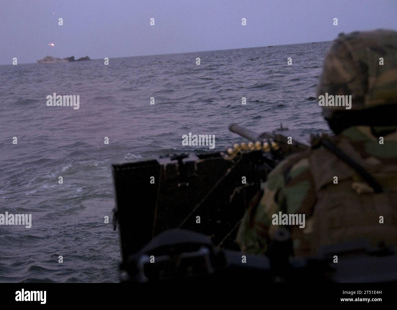 0809034500G-494 PINEY ISLAND, N.C. (3 septembre 2008) Un équipage de combat de guerre spéciale (SWCC) tire une mitrailleuse de calibre .50 à partir d'un bateau pneumatique à coque rigide de 11 mètres de la Naval Special Warfare au cours d'un exercice d'entraînement au tir réel dans le détroit de Pamlico. SWCC de Special Boat Team 20 a passé la journée à effectuer des exercices tout en tirant des mitrailleuses de calibre .50 et des lance-grenades MK-19 en préparation d'un déploiement à venir en soutien à la guerre mondiale contre le terrorisme. Marine Banque D'Images